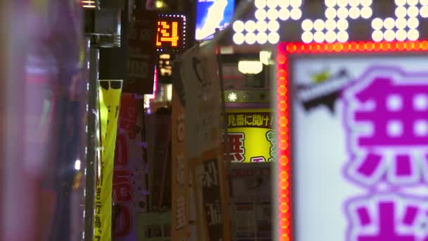 Lampeggianti insegne al neon a Tokyo — Video Stock