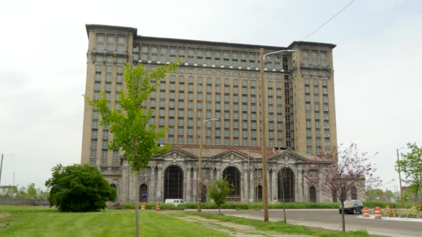 Framsidan av nedsliten Michigan Central Station — Stockvideo