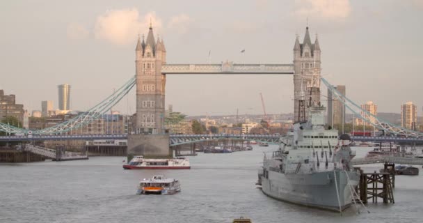 HMS Belfast пристыковался к Тауэрскому мосту — стоковое видео