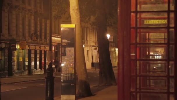 Calle de Londres dentro y fuera de foco por la noche — Vídeo de stock