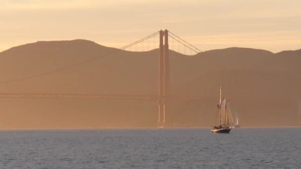 Sailing boat passing Golden Gate Bridge, San Francisco — Stock Video