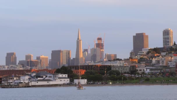 San Francisco Skyline in der Abenddämmerung — Stockvideo