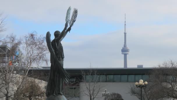 Мемориал Мира перед башней CN — стоковое видео