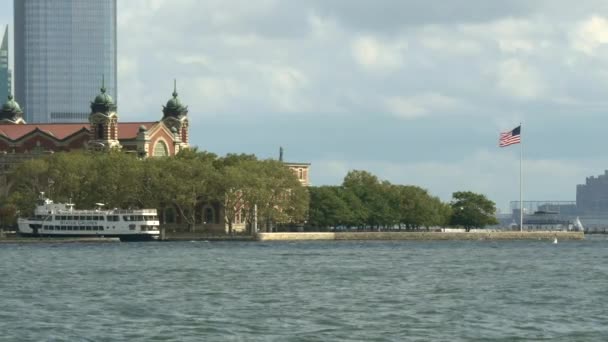 Statue Cruises fartyget dockad på Ellis Island — Stockvideo