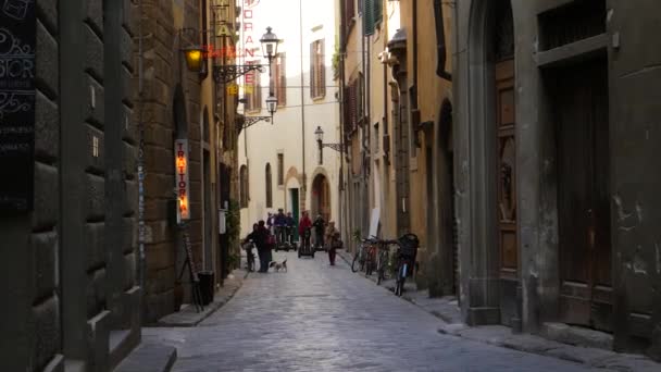 Turystów, jazda Segway małe włoski ulicy w Florencja — Wideo stockowe