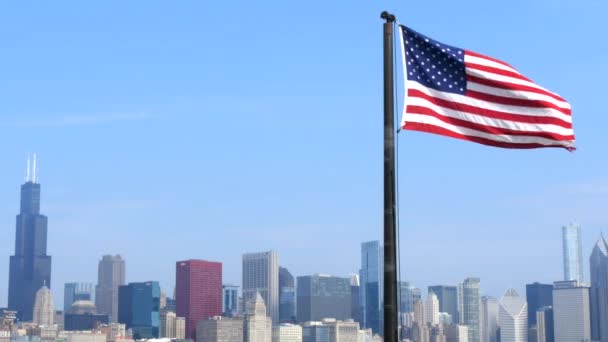 USA vlag met Chicago skyline op de achtergrond — Stockvideo