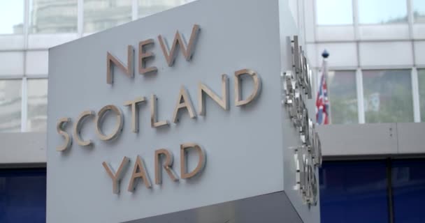 Un primer plano del New Scotland Yard Sign, Londres Inglaterra — Vídeo de stock