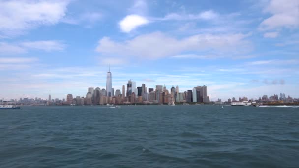 Un tiro largo del centro de Nueva York y los barcos que pasan el paisaje urbano — Vídeo de stock