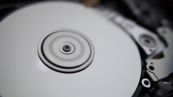 Макроснимок жесткого диска компьютера, пытающегося прочитать данные — стоковое видео
