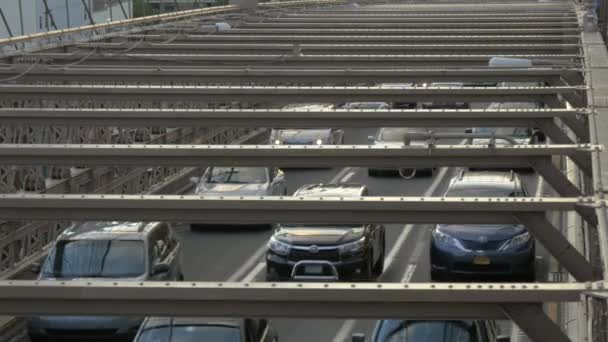 Een schot dat verkeer nu deze kant over de Brooklyn Bridge in New York tonen — Stockvideo