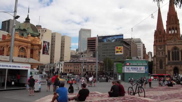 En shot som tas från stegen i Federation Square, Melbourne, Australien — Stockvideo