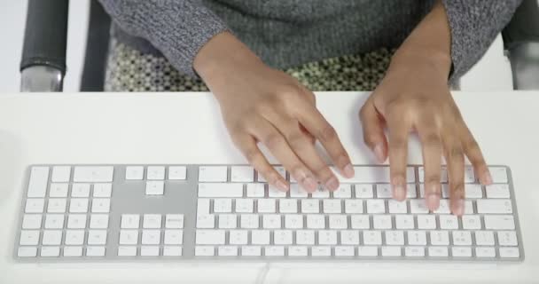 Ένα στατικό πλάνο κοιτάζοντας προς τα κάτω μια κυρίες χέρια ενώ αυτή πληκτρολόγηση σε ένα πληκτρολόγιο — Αρχείο Βίντεο