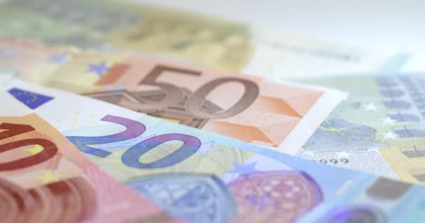 Un disparo de seguimiento a través de billetes en euros — Vídeos de Stock