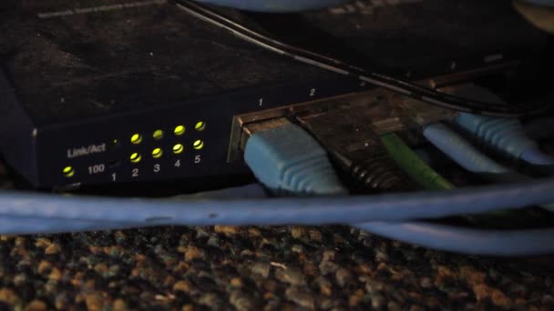 A close up van een oude, stoffige router in een kantoor — Stockvideo