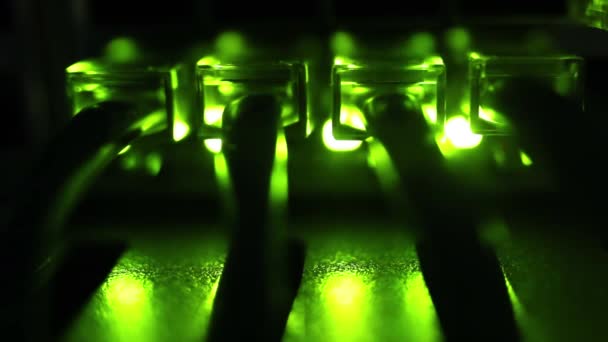 Przewody Ethernet w ciemne miejsce podczas zielone neony — Wideo stockowe