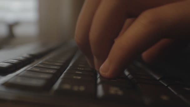 Dedos escribiendo en un teclado — Vídeos de Stock