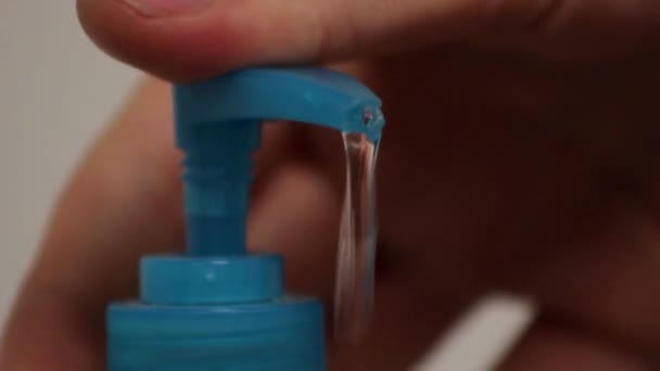 Hand sanitizer wordt gebruikt in het kantoor — Stockvideo