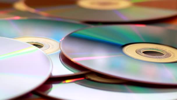 Panning tiro de uma pilha de DVDs em uma mesa — Vídeo de Stock