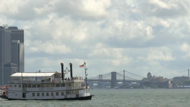 Ships passing one another in new York waters — Stock Video