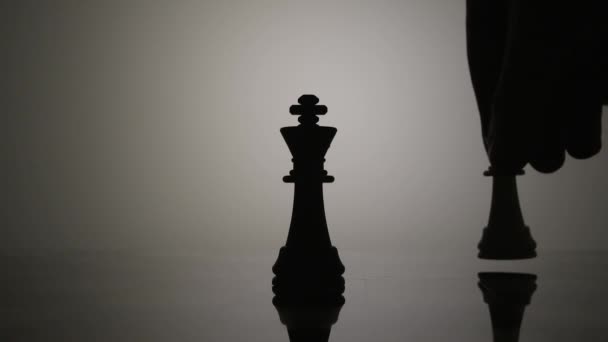 Silueta de una reina tomando un rey en ajedrez — Vídeo de stock
