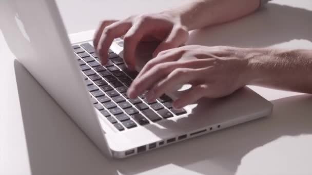 Statisk bild på en man som du skriver på tangentbordet på en bärbar dator — Stockvideo