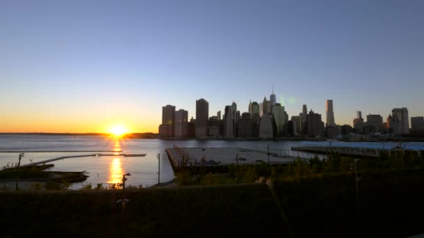 Puesta de sol sobre el horizonte de Manhattan — Vídeos de Stock