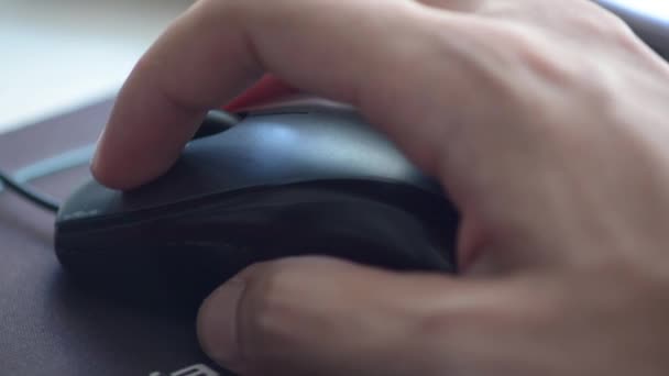 A cena começa colocando sua mão no mouse e clicando sobre ele — Vídeo de Stock