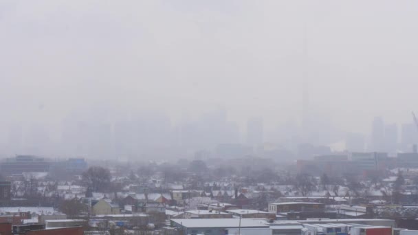 Toronto skyline bedekt door dichte mist — Stockvideo