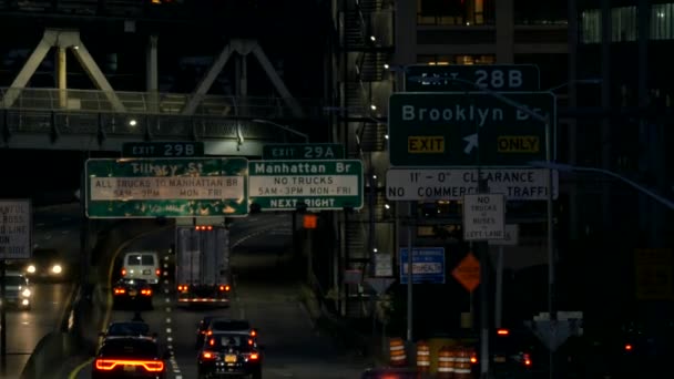 Κυκλοφορίας που κινείται κατά μήκος ενός αυτοκινητόδρομου στη Νέα Υόρκη τη νύχτα — Αρχείο Βίντεο