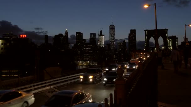 Движение транспорта в сторону от центра Манхэттена ночью — стоковое видео