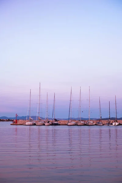 Mor Günbatımı Üzerinde Marina Yat Dikey Vurdu — Stok fotoğraf