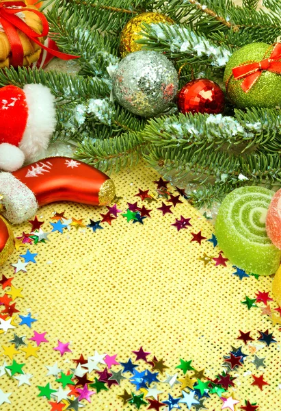 Рождественский фон, леденцы, сосновая ветка, сладости . — стоковое фото