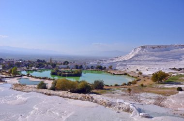 Pamukkale 'deki travertin havuzları ve terasları.