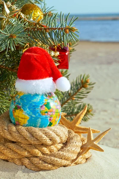 Kerstdecoratie op zee achtergrond. — Stockfoto