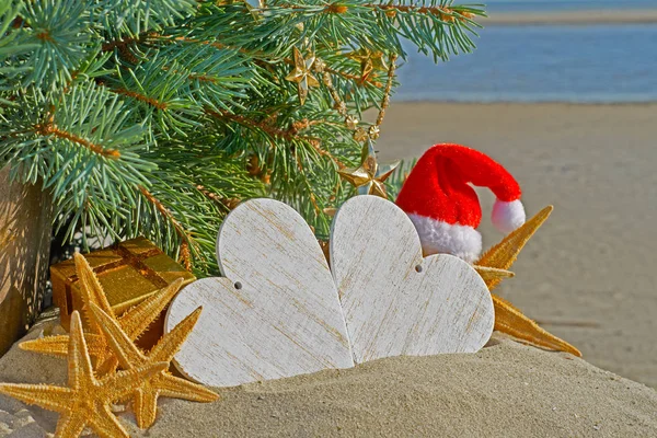 Kerstdecoratie op zee achtergrond. — Stockfoto