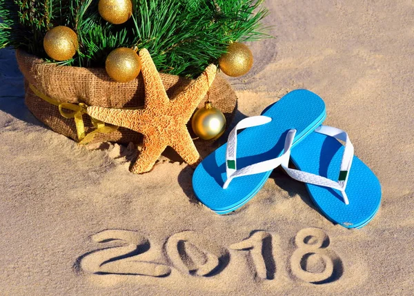 Año Nuevo 2018 en la playa. Árbol de Navidad, estrella de mar y traviesa —  Fotos de Stock