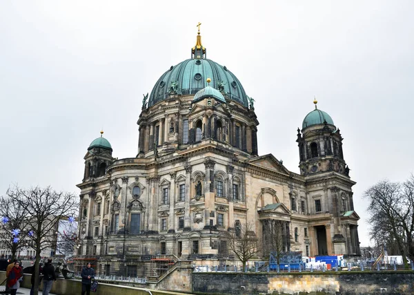 Berlin, Almanya - 30 Aralık 2017: Şehir merkezinde Berlin bir kış üzerinde
