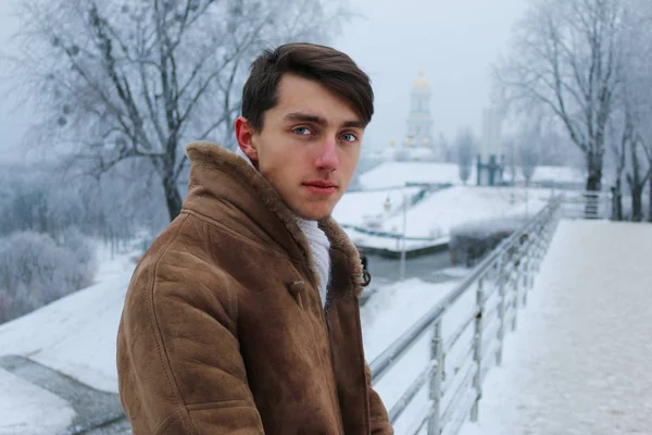 Jovem Europeu Bonito Casaco Quente Cachecol Ponte Coberta Neve Durante — Fotografia de Stock