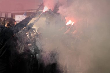 Eylemciler, arkadaşlarını desteklemek için havai fişekleri ateşlediler. Futbol fanatikleri havai fişek yaktı. Koyu pembe dumanlı sokak