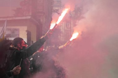 KYIV, UKRAINE - 18 Mayıs 2020: aktivistler siyasi baskı mağdurlarına dikkat çekmek için havai fişek yaktılar. Ukrain 'de polisin kanunsuzluğuna karşı protestolar