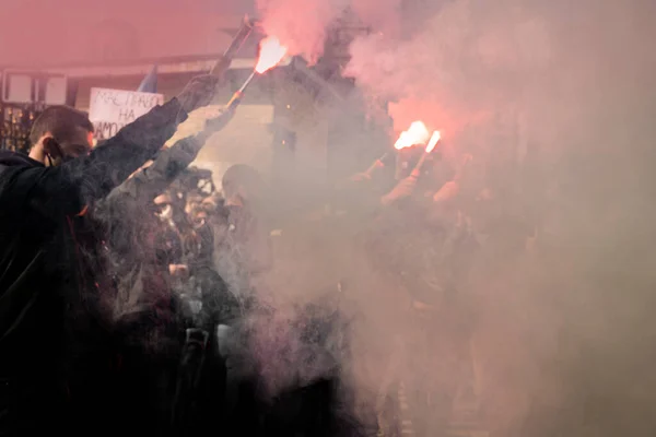 这些活动分子点燃了烟火 为支持朋友们而分享 足球迷点燃了烟火 黑暗的粉红色烟雾中的街道 — 图库照片