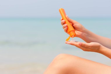 Güneş koruma krem cilt bakım anlayışı ile eller.