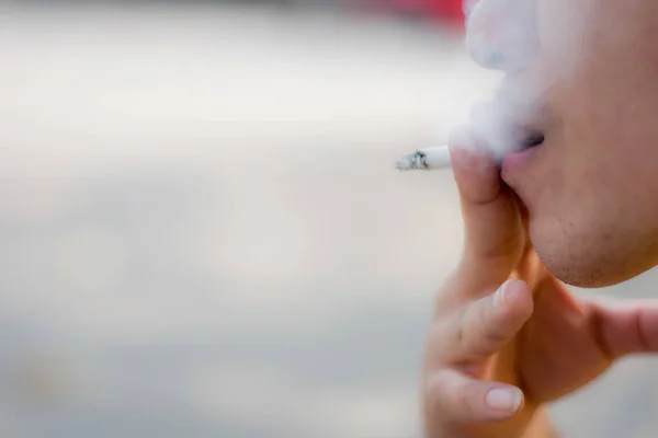 Adam beyaz zemin üzerine Sigara İçilmeyen