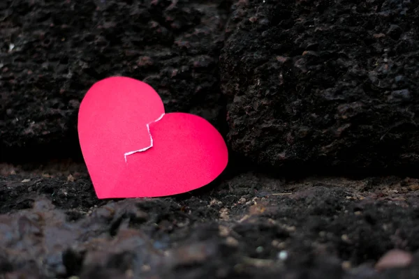 Kırık kalp taş zemin üzerine kağıt. 
