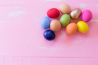 Pembe arka planda renkli paskalya yumurtaları