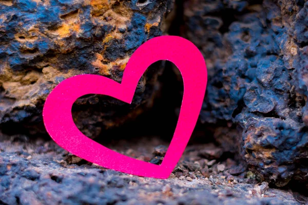 Kayanın üzerinde kırmızı kalp
