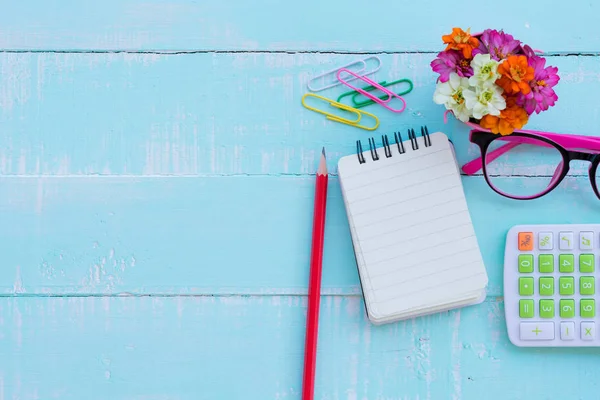 Çalışma Masası hesap makinesi, boş not defteri, gözlük ve co ile