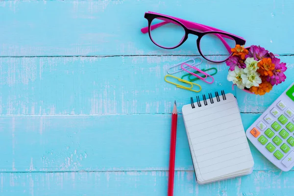 Okul veya büro malzemeleri ahşap masa üstünde. AB yakalanan