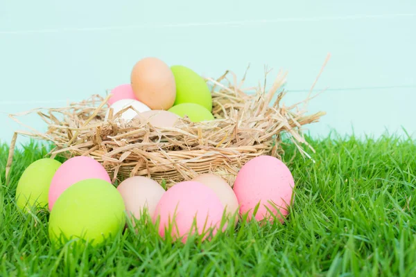 Çok parlak ve renkli Paskalya yumurtaları arka plan doldurarak. ,