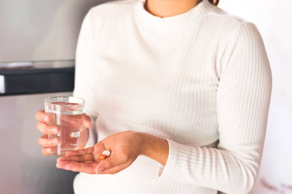 kadın alarak ve ilaçlar ve vitamin yardım hasta için yemek